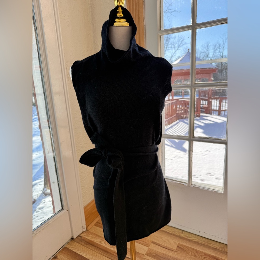 VINCE CASHMERE Vince sweater in excellent condition. Worn Once. Size L